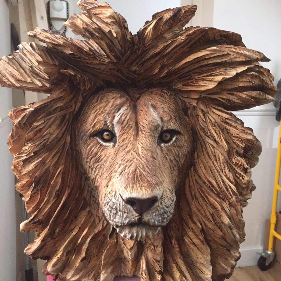Male lion head, life size